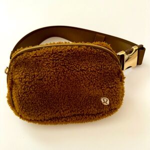 Lululemon belt bag, brown Sherpa